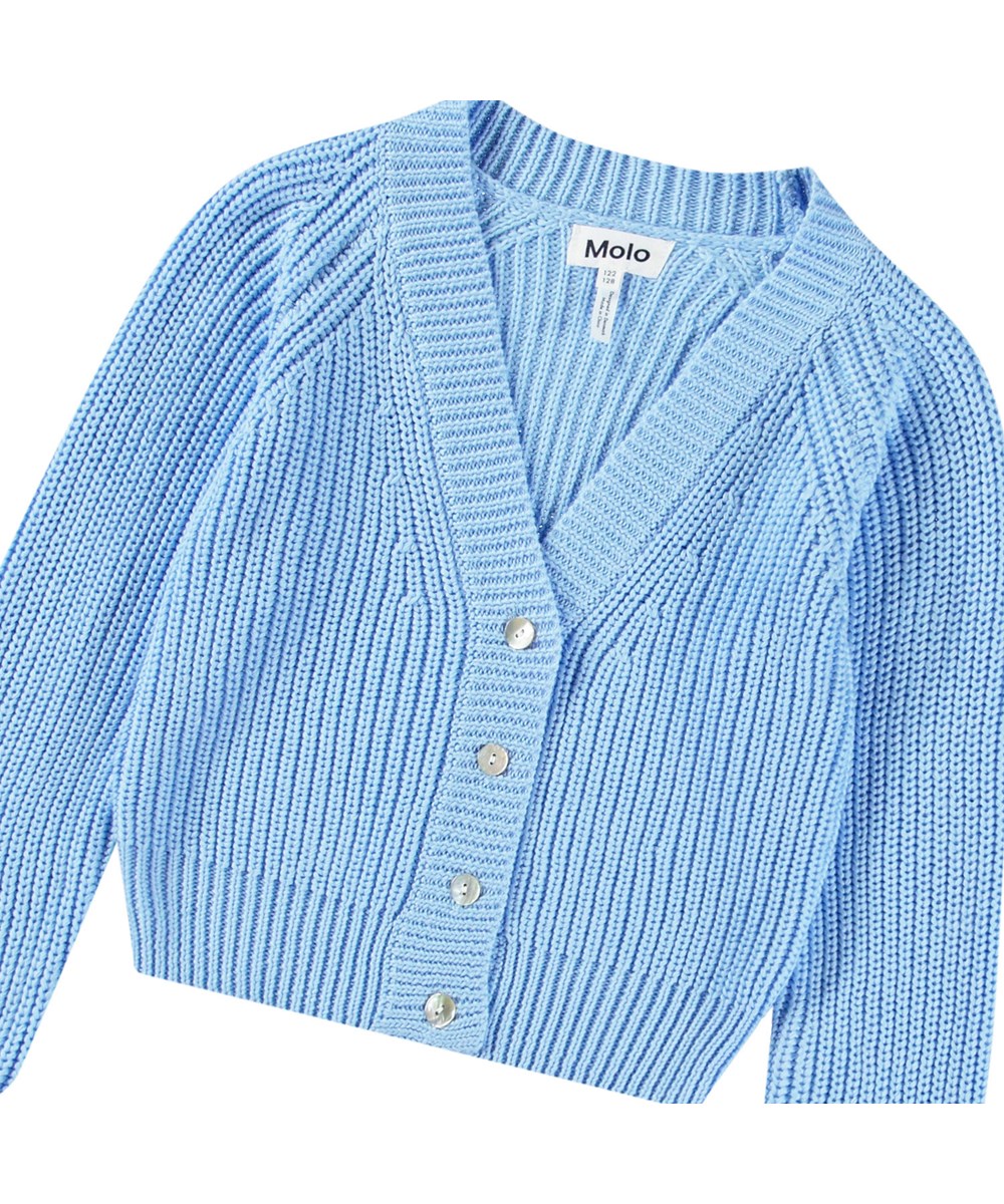 Gilberta - Day Sky - Weiche hellblaue Strickjacke für Kinder aus Baumwolle mit V-Ausschnitt.