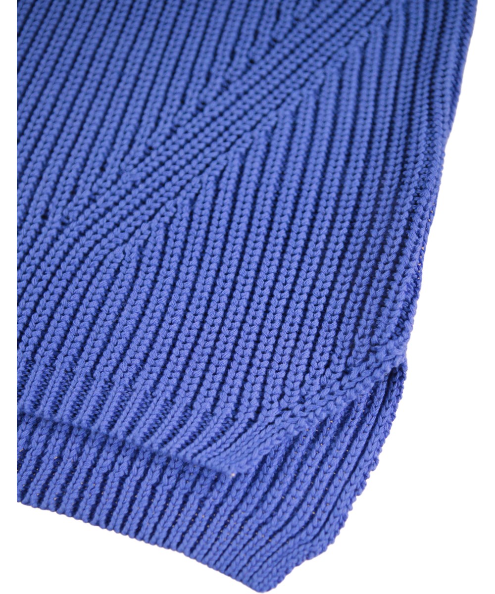 Gillis - Violet Blue - Blauer langärmeliger Strickpullover für Kinder aus weicher Öko-Baumwolle mit Rundhalsausschnitt.