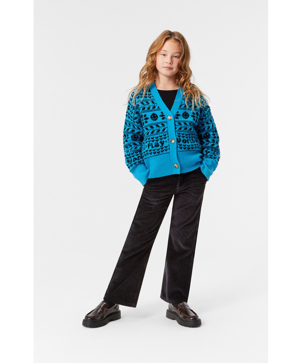 Gilly - Peacock Blue - Türkisfarbener Cardigan mit nordisch inspiriertem Muster und Knopfverschluss.