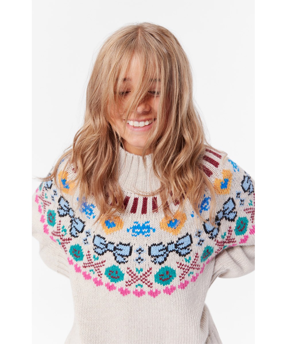 Gimlassi - Pixel Bows - Beiger, nordisch inspirierter Strickpullover aus einer Wolle-/Acrylmischung mit pixeligem Druck.