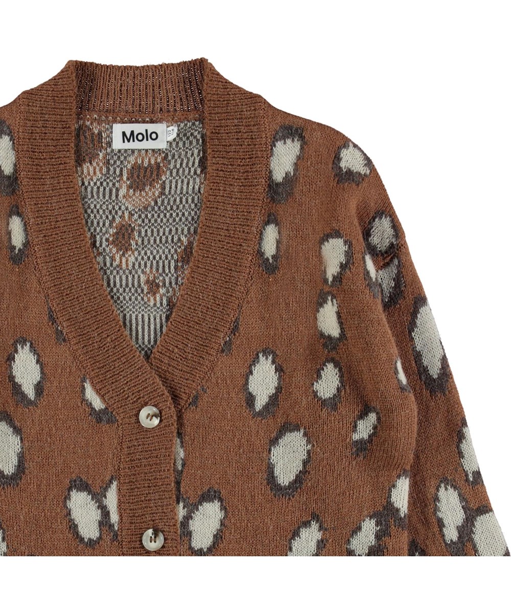 Gina - Graphic Deer - Braune Strickjacke mit weißen Flecken