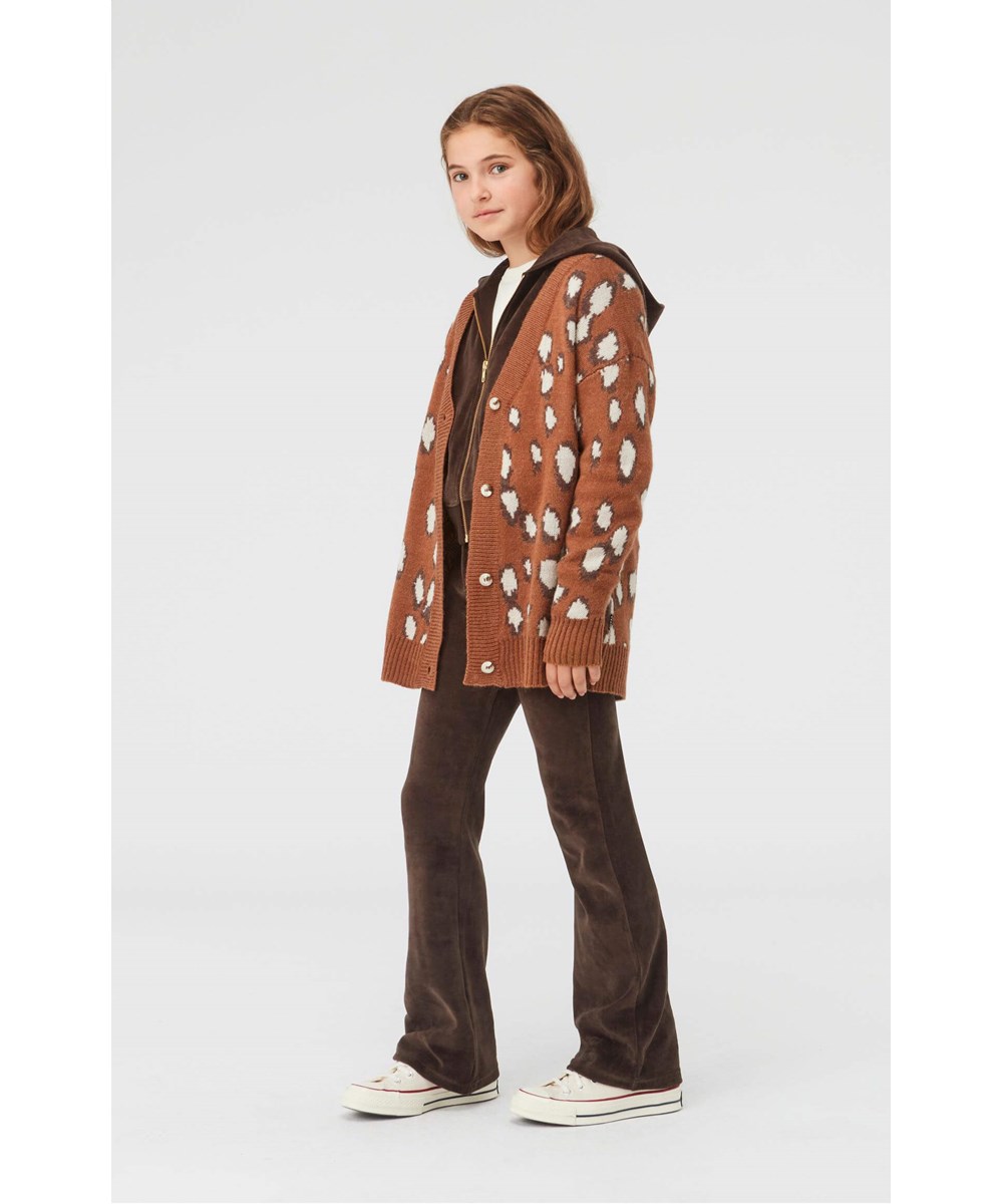 Gina - Graphic Deer - Braune Strickjacke mit weißen Flecken