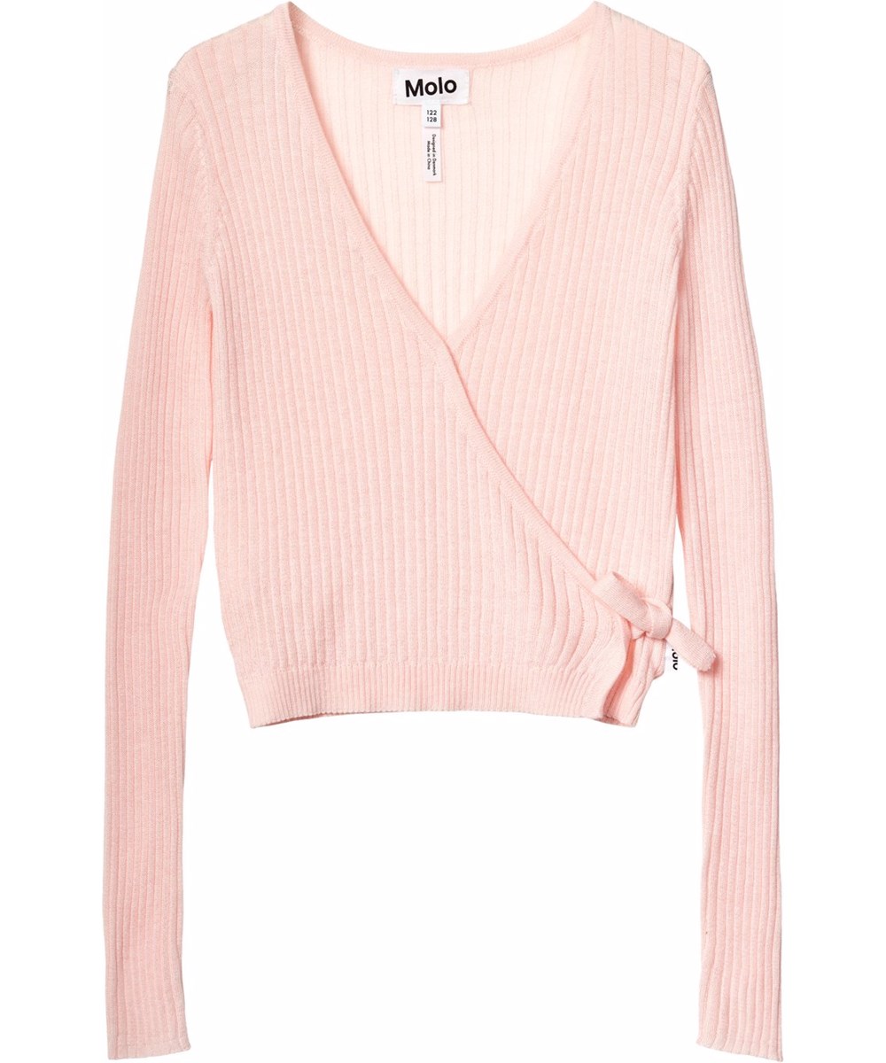 Gitte - Charlotte Pink - Rosa Wickel-Strickjacke für Kinder aus weichem, dehnbarem Rippenstrick. Die Strickjacke ist mit einem Band und einem Knopf an der Seite versehen.