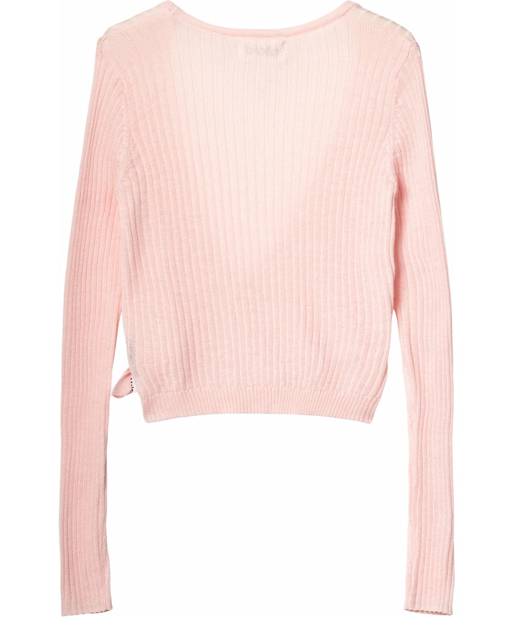 Gitte - Charlotte Pink - Rosa Wickel-Strickjacke für Kinder aus weichem, dehnbarem Rippenstrick. Die Strickjacke ist mit einem Band und einem Knopf an der Seite versehen.