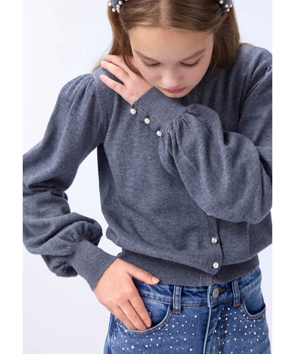 Guinevere - Grey Melange - Schöner grauer Cardigan für Kinder aus einer Mischung von Wolle und Baumwolle mit schönen Perlmuttknöpfen.