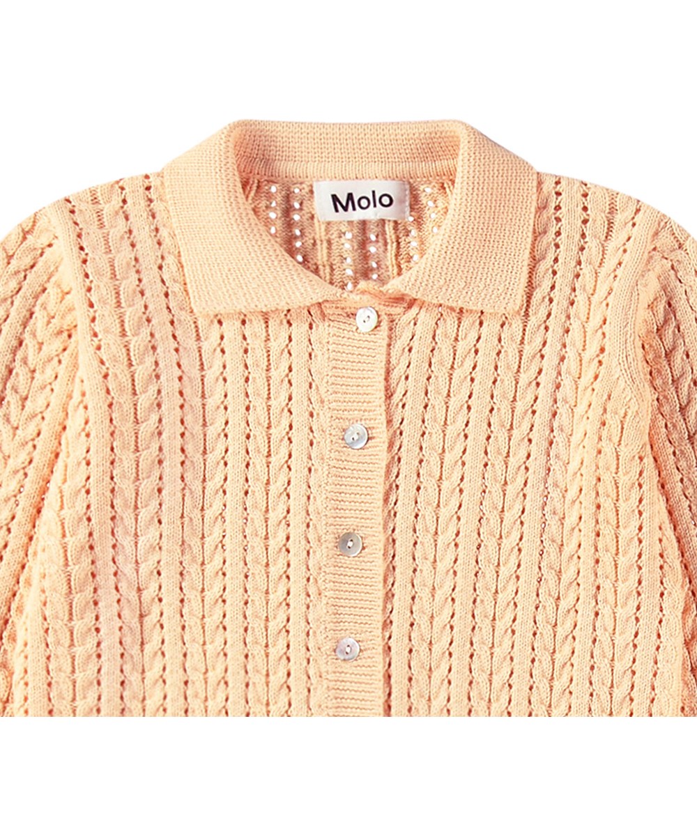 Gwendolyn - Pale Melon - Gestrickte hellorangefarbene Strickjacke für Kinder aus weicher Öko-Baumwolle mit Perlmuttknöpfen.