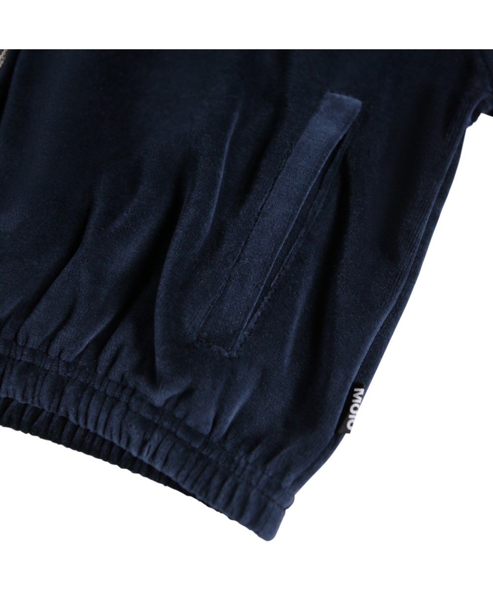 Madeleine - Galaxy Blue - Dunkelblaues Velours-Hoodie mit Reißverschluss.