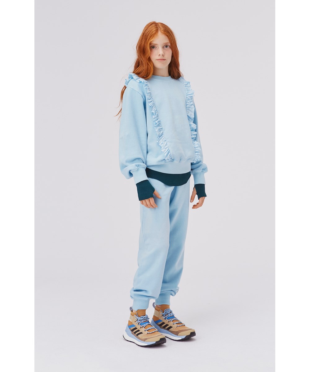 Marcia - Sky Blue - Hellblaues Öko-Sweatshirt mit Rüschen