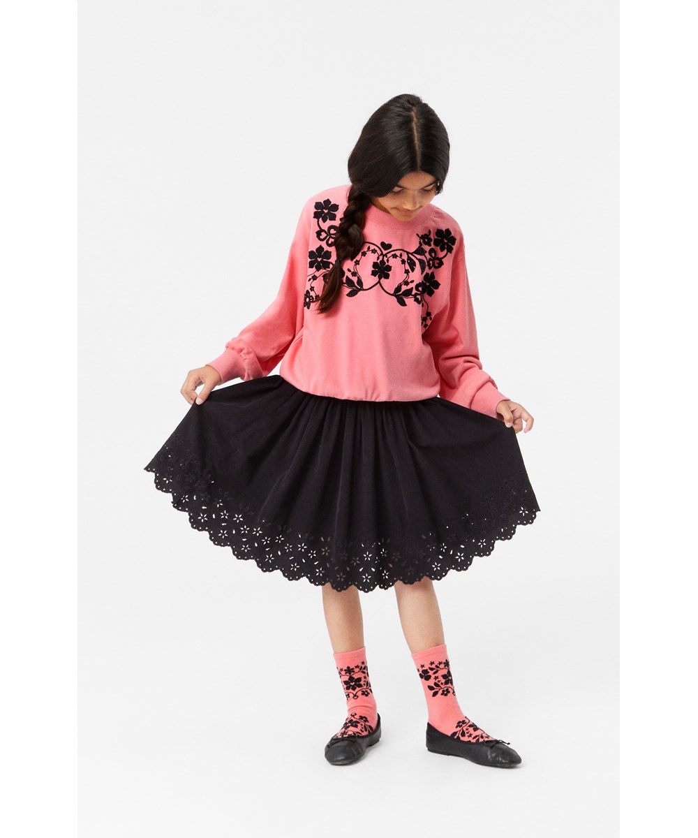 Marge - Flamingo Plume - Übergroßes rosa Sweatshirt aus Öko-Baumwolle mit schwarzer Blumenstickerei.