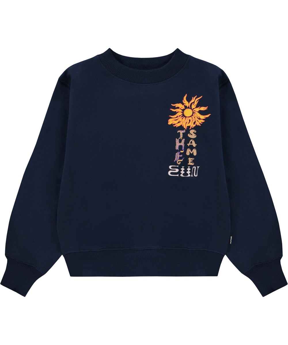 Marge - Navy Sky - Dunkelblaues Öko-Sweatshirt mit grafischem Placement-Print