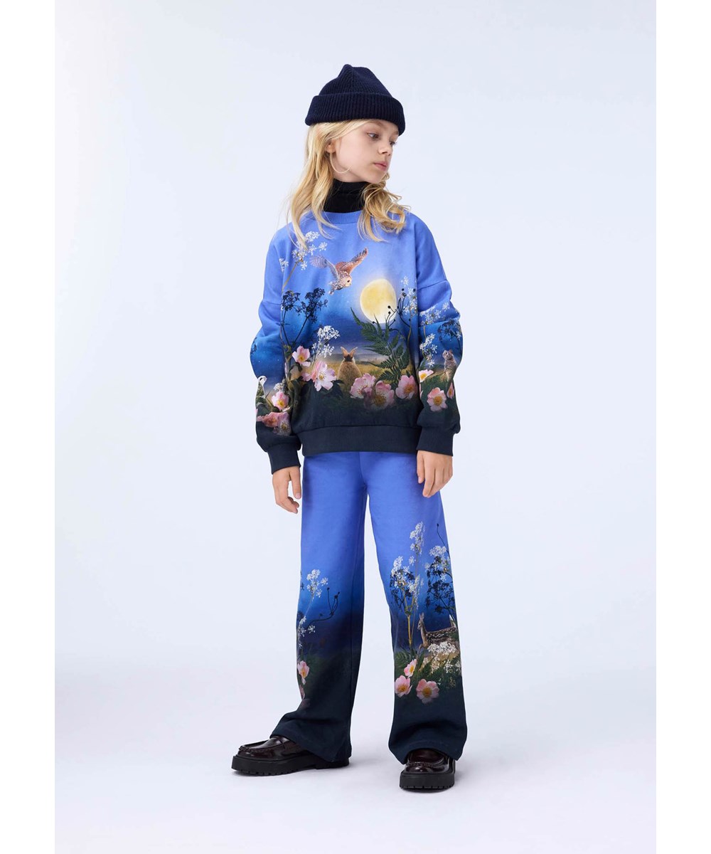 Maxi - Magic Moonrise - Blaues Sweatshirt für Kinder aus Öko-Baumwolle mit einem Druck der Tierwelt im Mondschein.