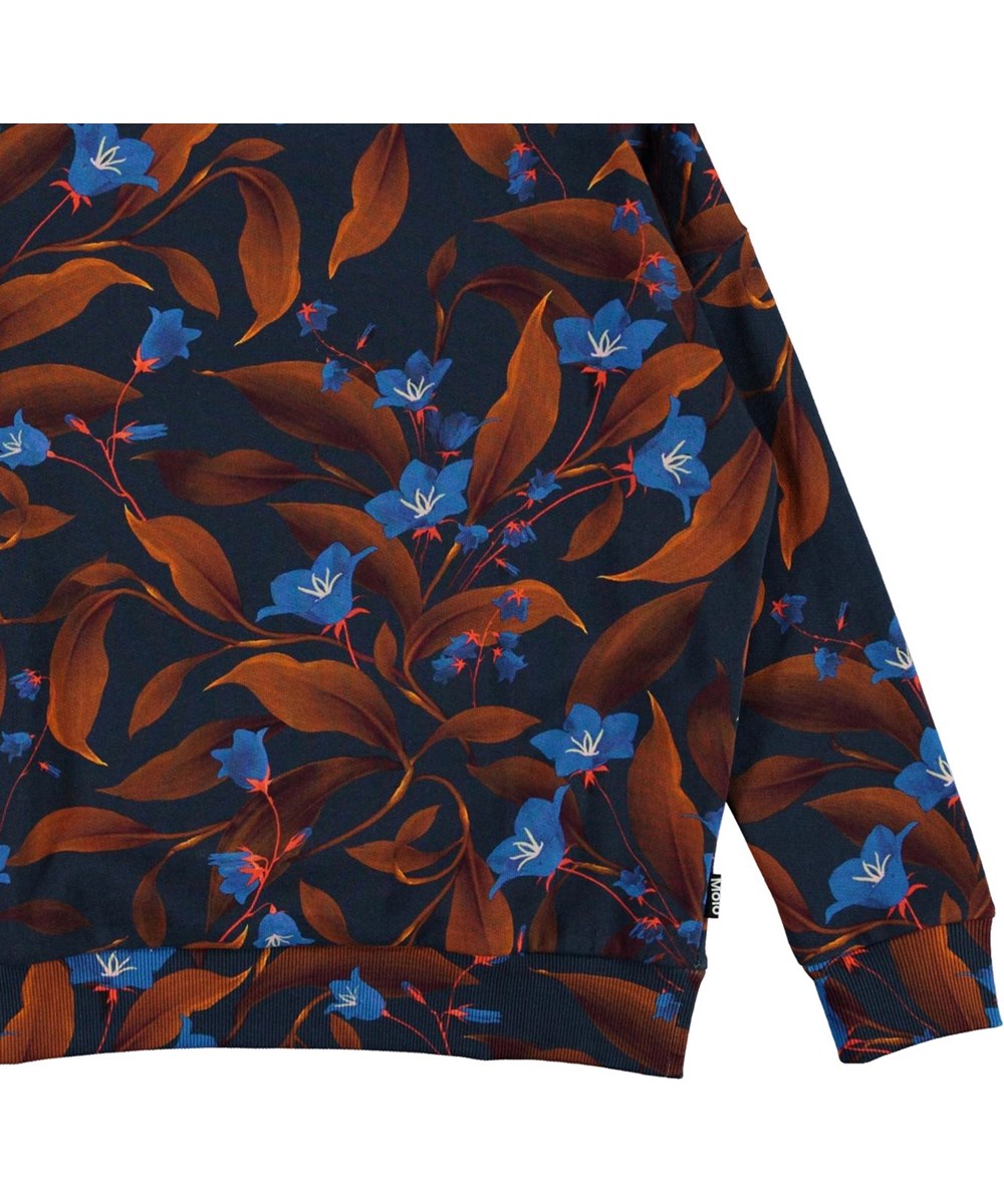 Maxi - Night Bloom_Big - Öko dunkles Sweatshirt mit blauen Blumen