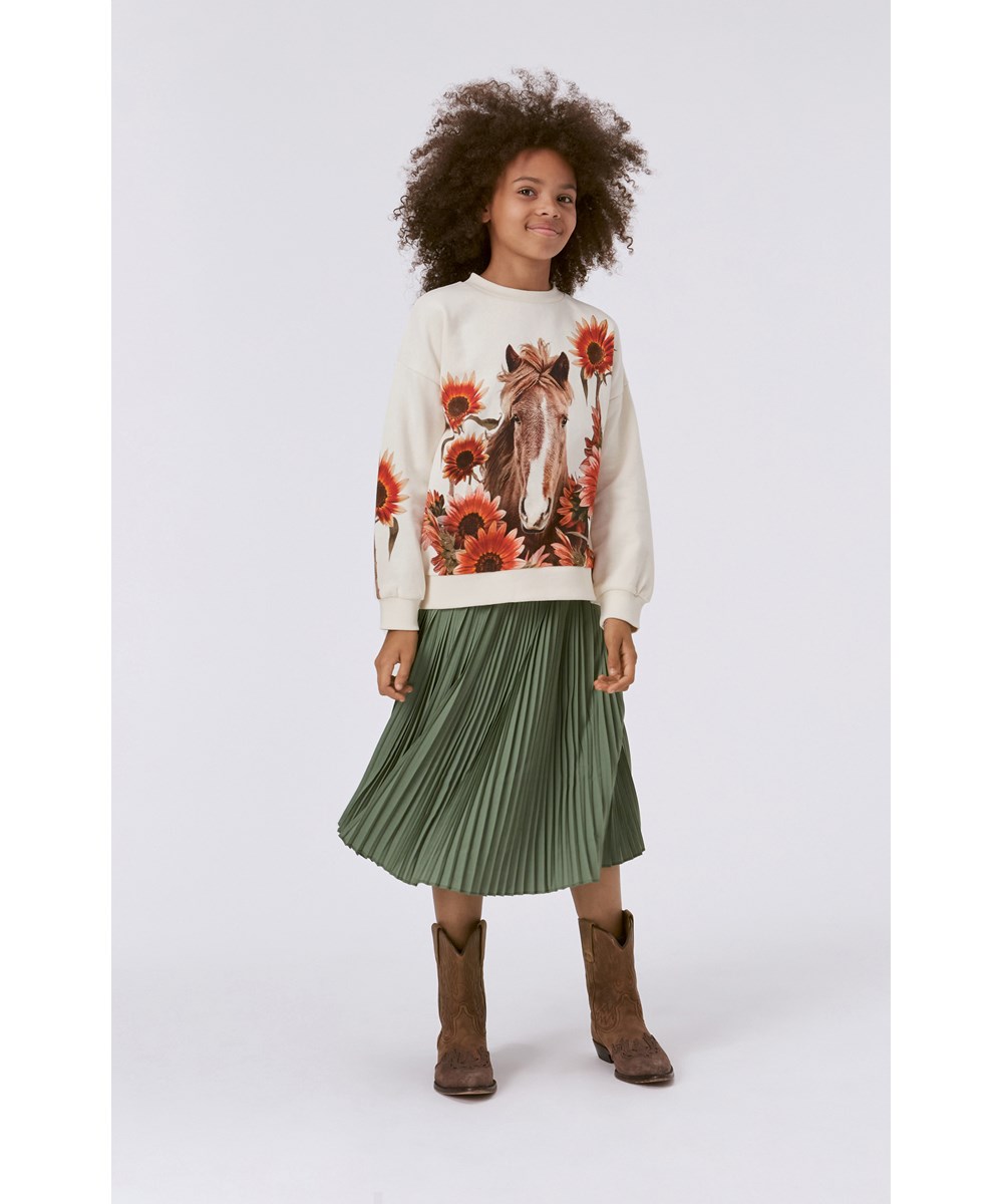 Mika - Red Sunflowers - Wollweißes Öko-Sweatshirt mit Pferden und Sonnenblumen-Print