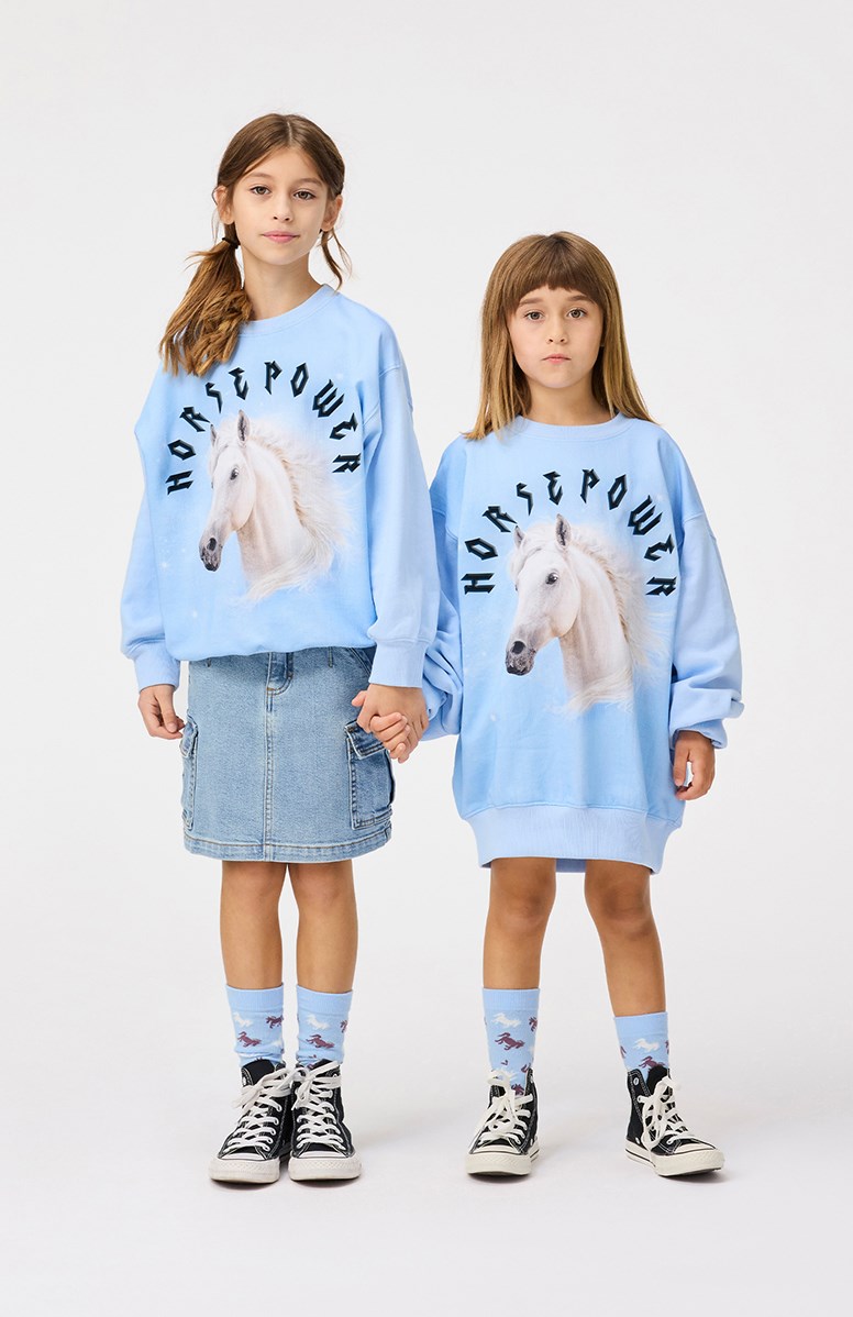 Monti - Horsepower - Hellblaues Sweatshirt mit Druck für Kinder aus weicher, organischer Baumwolle mit gerippten Kanten am Hals, an den Ärmeln und am unteren Saum des Sweatshirts.