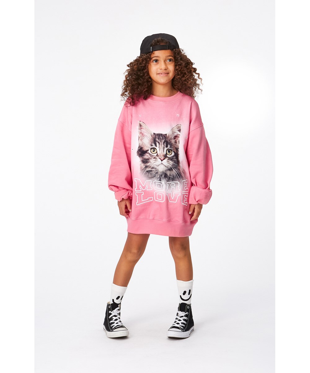 Monti - More Love Cat - Rosa Sweatshirt aus Öko-Baumwolle mit großem Katzenprint und dem Text „More Love“.