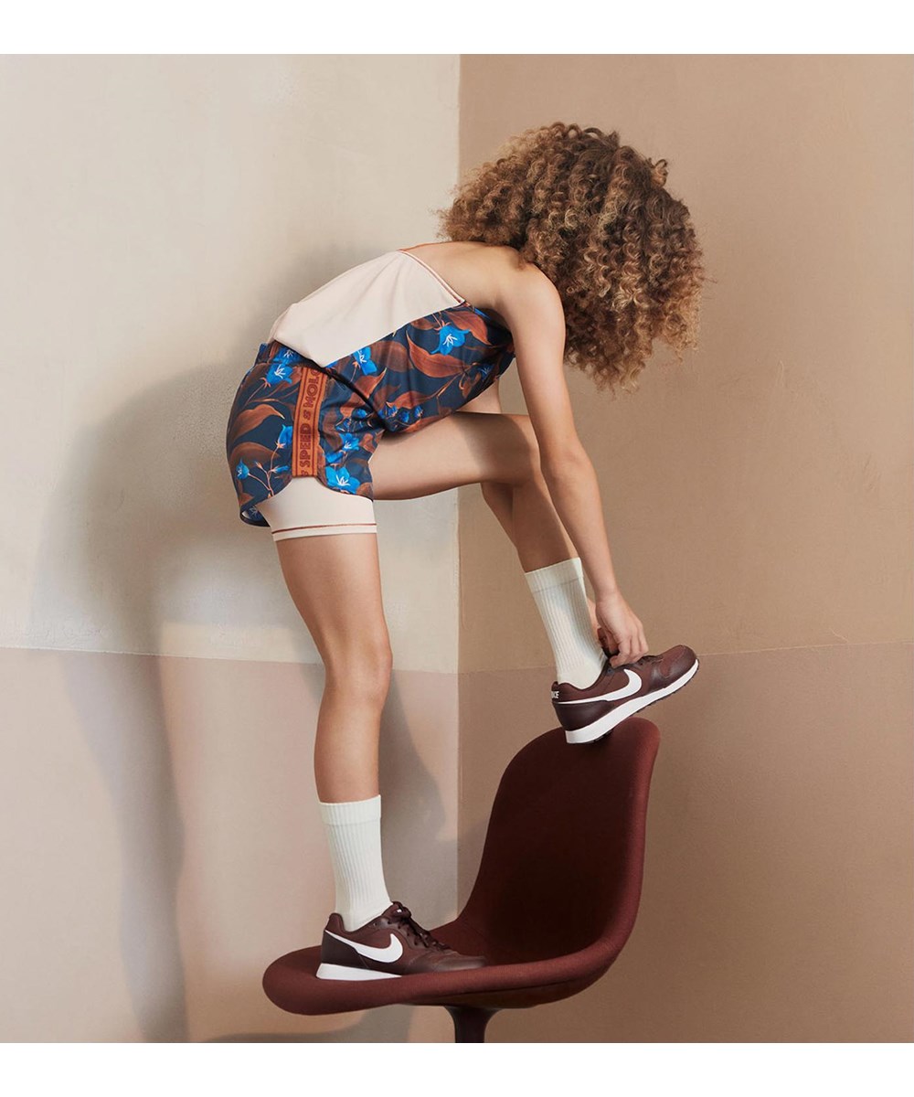 Oriana - Night Bloom_Big - Sporttop mit blauem und braunem Blumendruck