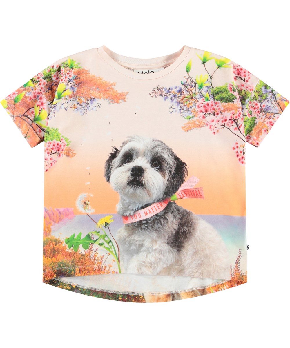 Raeesa - Festivalgoers - Hellorangefarbenes T-Shirt für Kinder aus weicher Öko-Baumwolle mit einem Rundhalsausschnitt, lockerer Passform und längerem Rückenteil als Vorderteil.