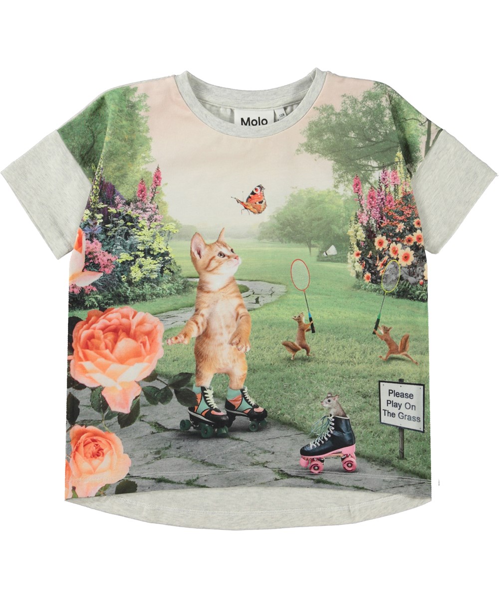 Raeesa - Park Play - Öko-T-Shirt mit Katze im Rollschuh-Print