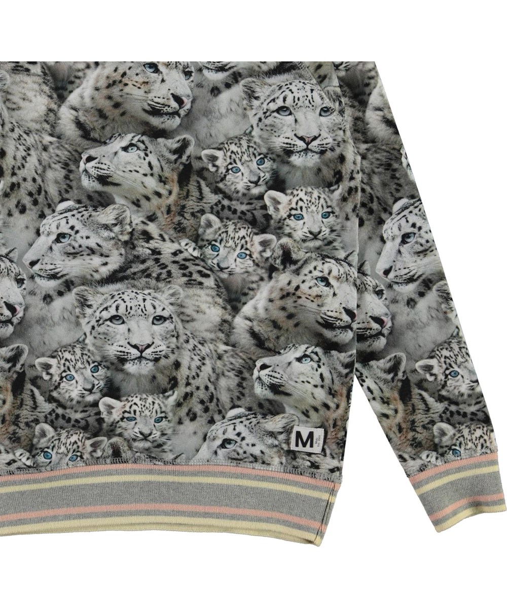 Raewyn - Winter Leopards - Öko-Pullover mit Aufdruck von Schneeleoparden