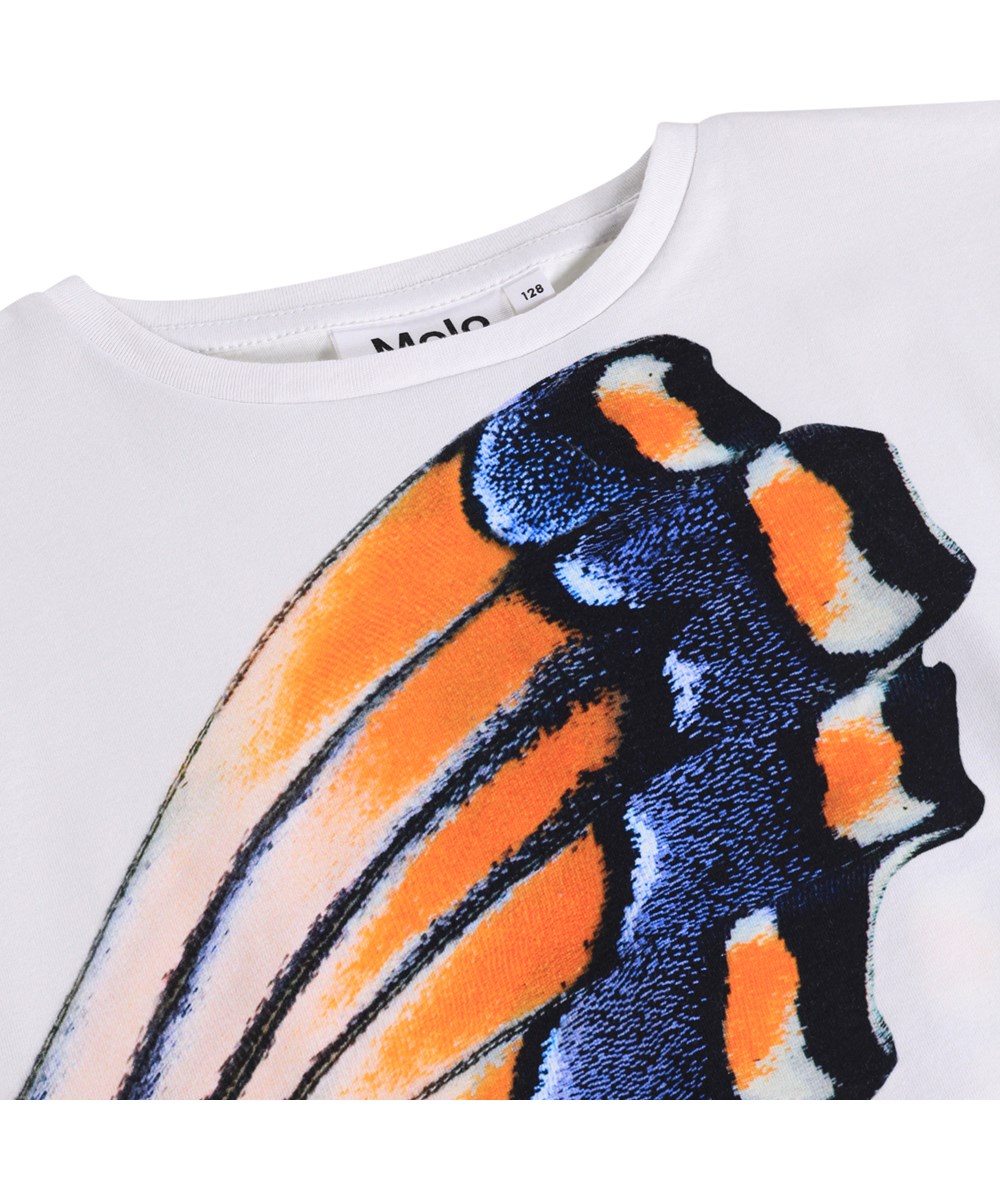 Ragnhilde - Be A Butterfly - Weißes T-Shirt für Kinder aus Bio-Baumwolle mit kleinen kurzen Ärmeln und Druck.