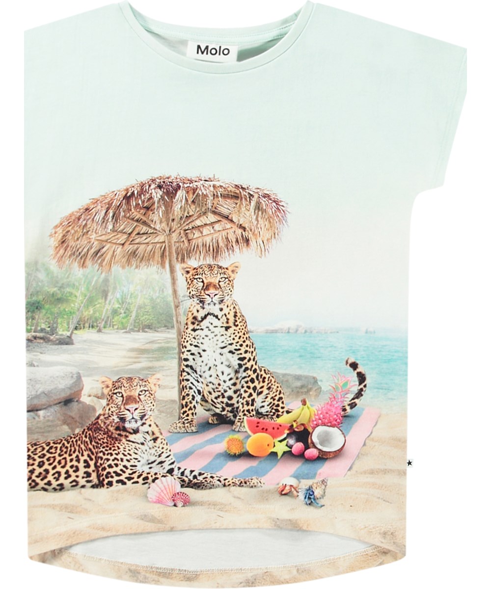 Ragnhilde - On The Beach - Dehnbares hellblaues T-Shirt für Kinder aus Öko-Baumwolle mit kurzen Ärmeln und geripptem Ausschnitt.