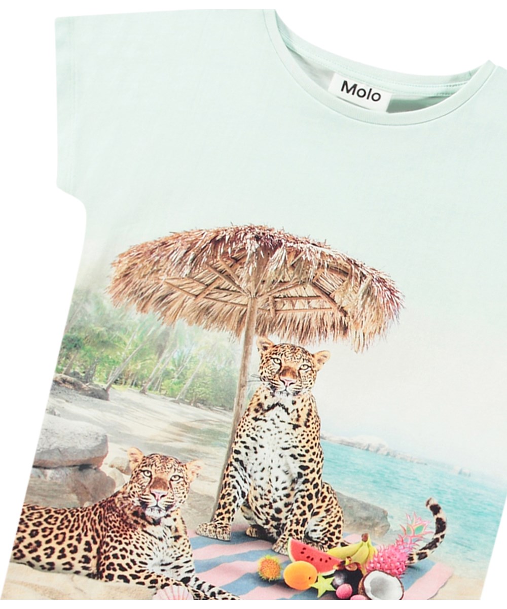 Ragnhilde - On The Beach - Dehnbares hellblaues T-Shirt für Kinder aus Öko-Baumwolle mit kurzen Ärmeln und geripptem Ausschnitt.