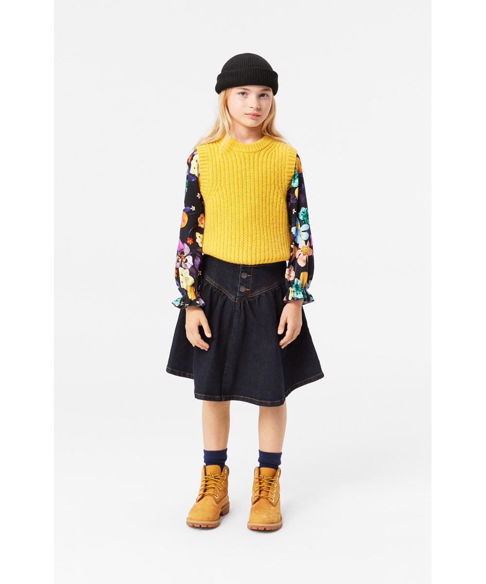 Raina - Garden Of Plenty - Schwarze langärmelige Bluse aus Öko-Baumwolle mit buntem Blumendruck. Runder Ausschnitt.