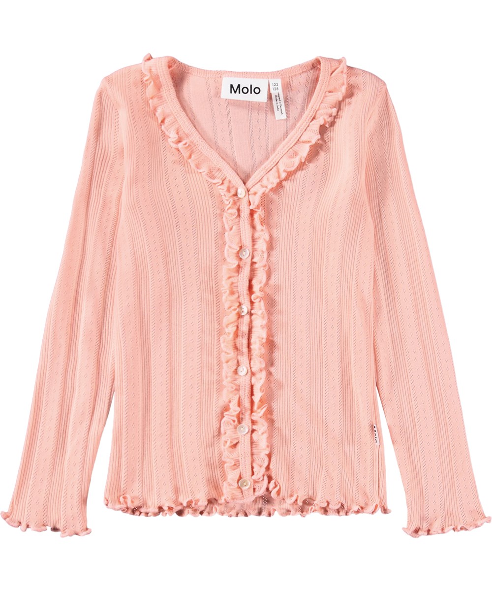 Ramsi - Peach Bud - Pfirsichfarbene Strickjacke aus weichem, fein gestricktem Baumwolljersey mit zartem Lochmuster und Rüschen-Details für Kinder.