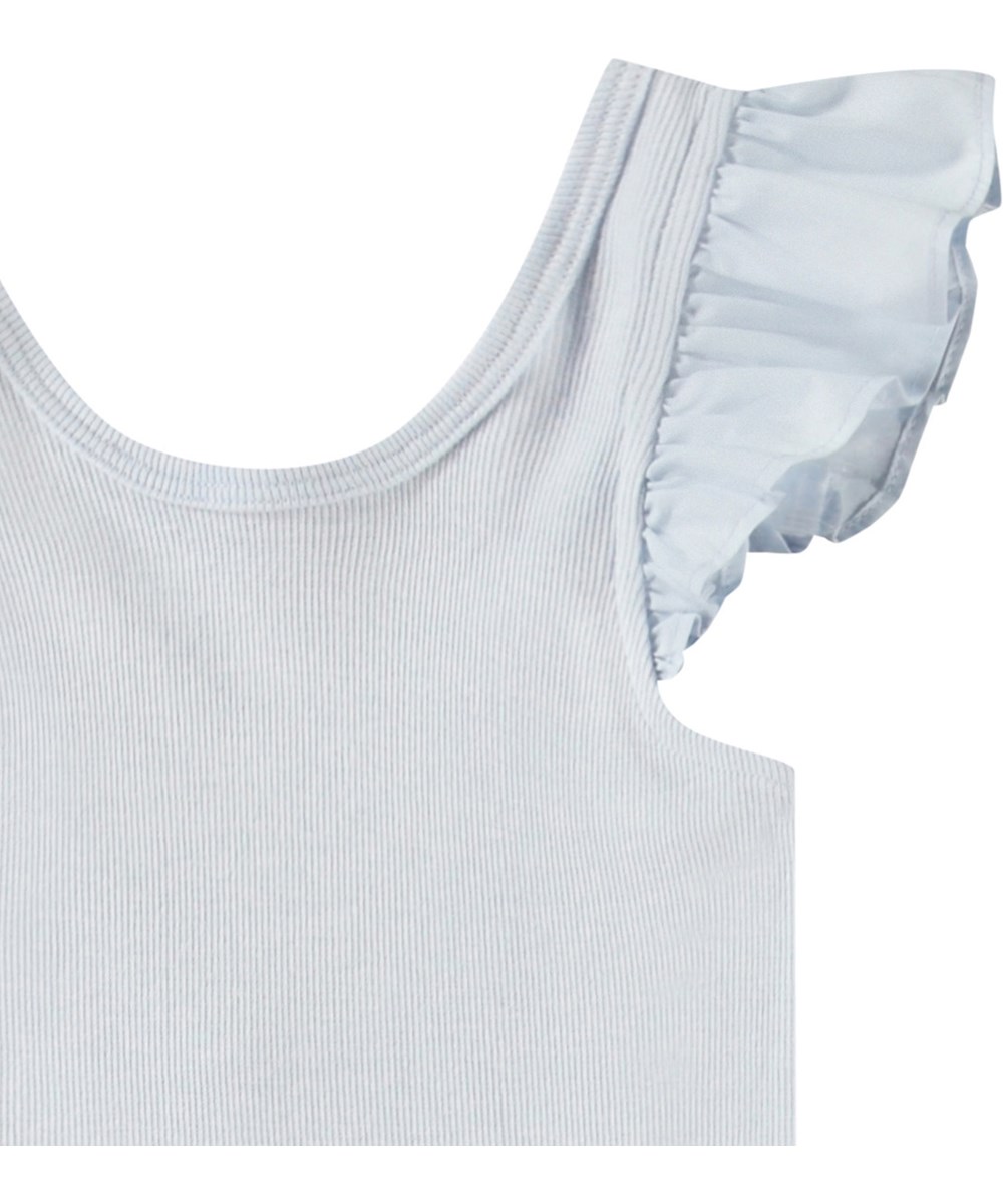 Ranja - Skywriting - Hellblaues Tanktop für Kinder aus weicher Öko-Baumwolle mit gerüschten Ärmeln.