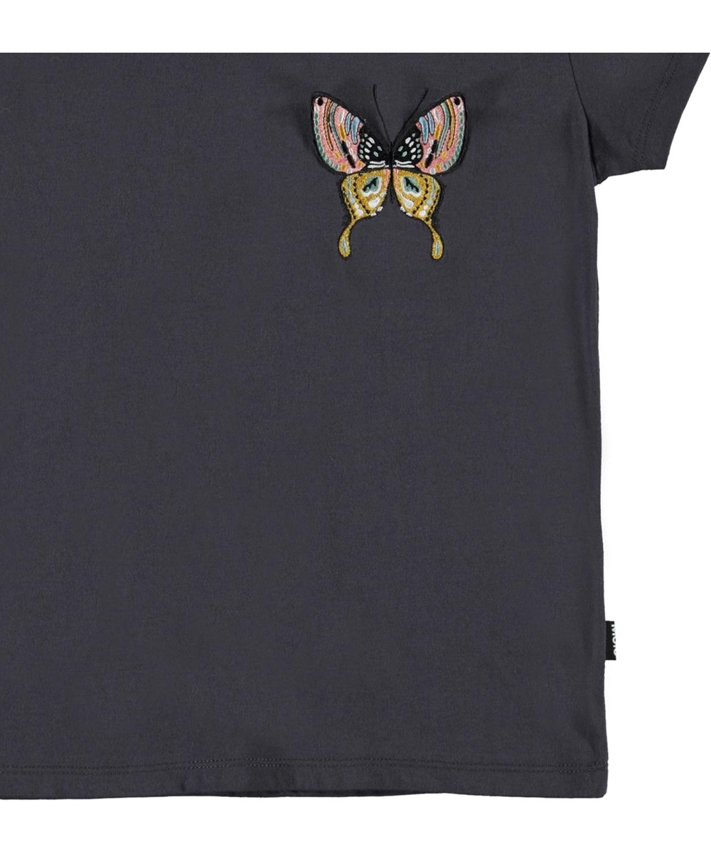 Ranva - Purple Night - Lila T-Shirt mit gesticktem Schmetterling