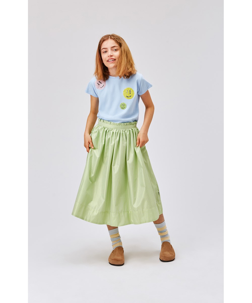 Ranva - Windy - Hellblaues, schmal geschnittenes T-Shirt mit Palettetten-Stickerei mit lächelndem Gesicht