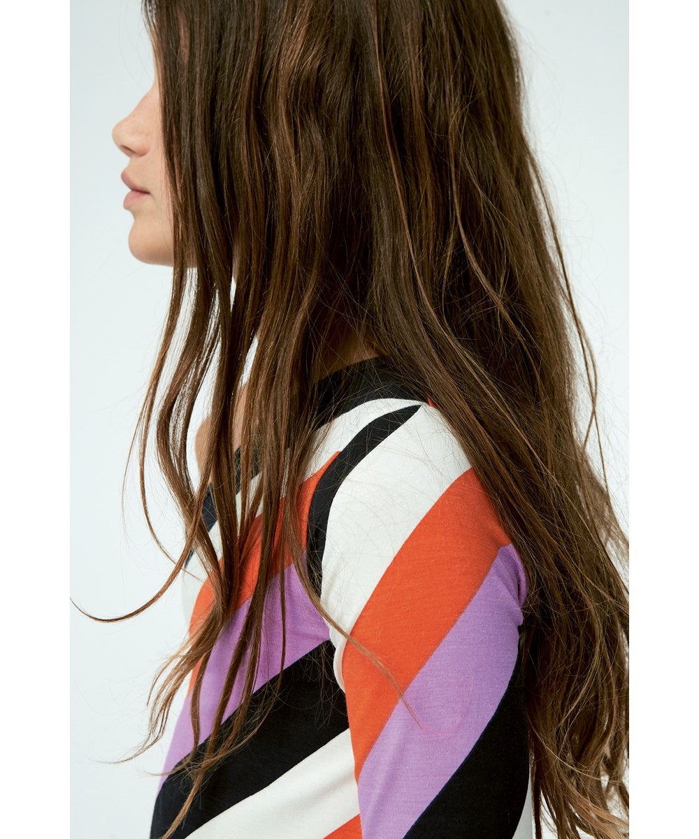 Ravonda - Diagonal Stripe - Asymmetrische Bluse mit Ärmel