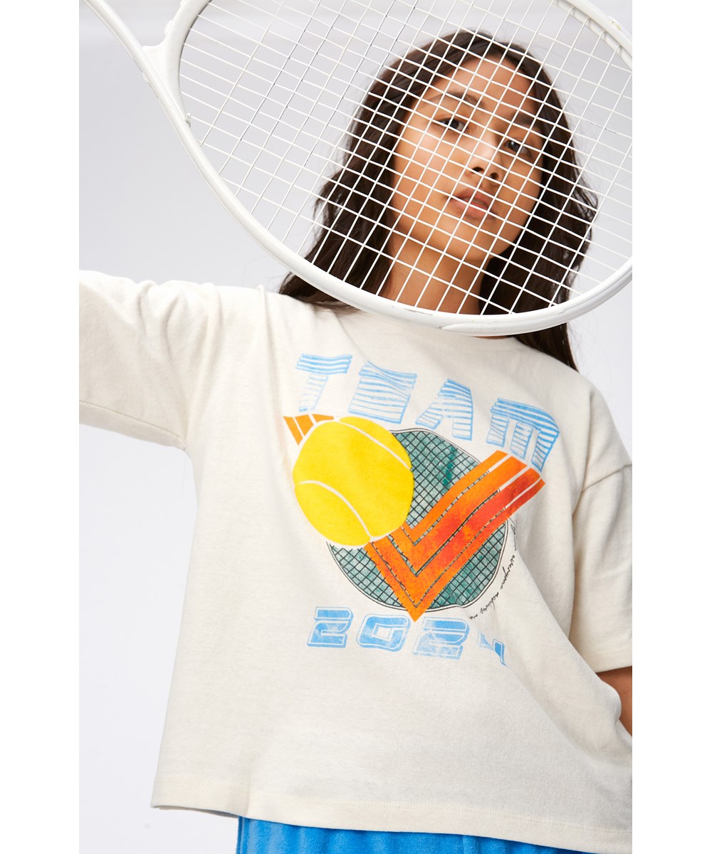 Reinette - Vintage Tennis - Weißes Kurzarm-T-Shirt aus 100% Baumwolle mit feinem Tennis-Print auf der Brust