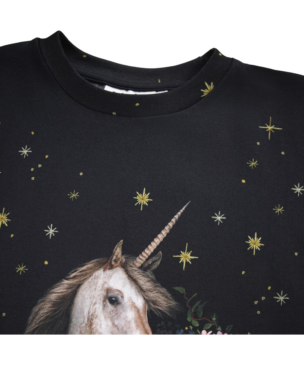 Reniza - Astral Unicorn - Schwarzes Langarmshirt für Kinder aus weicher Bio-Baumwolle mit gerippten Bündchen und Ausschnitt sowie einem Aufdruck von goldenen Sternen und einem Einhorn.