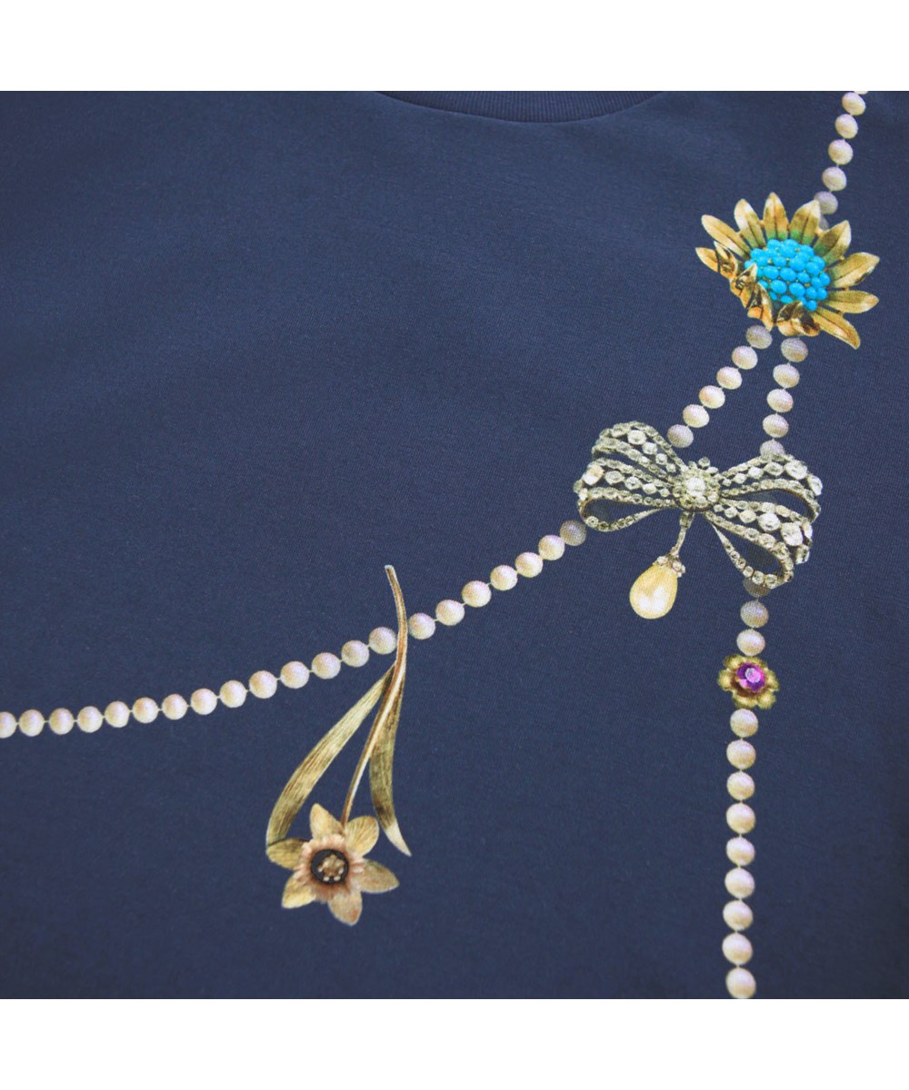 Reniza - Jewellery Drape - Dunkelblaues Langarmshirt für Kinder aus weicher Bio-Baumwolle mit gerippten Bündchen und Kragen sowie einem Aufdruck von schönen königlichen Ketten.