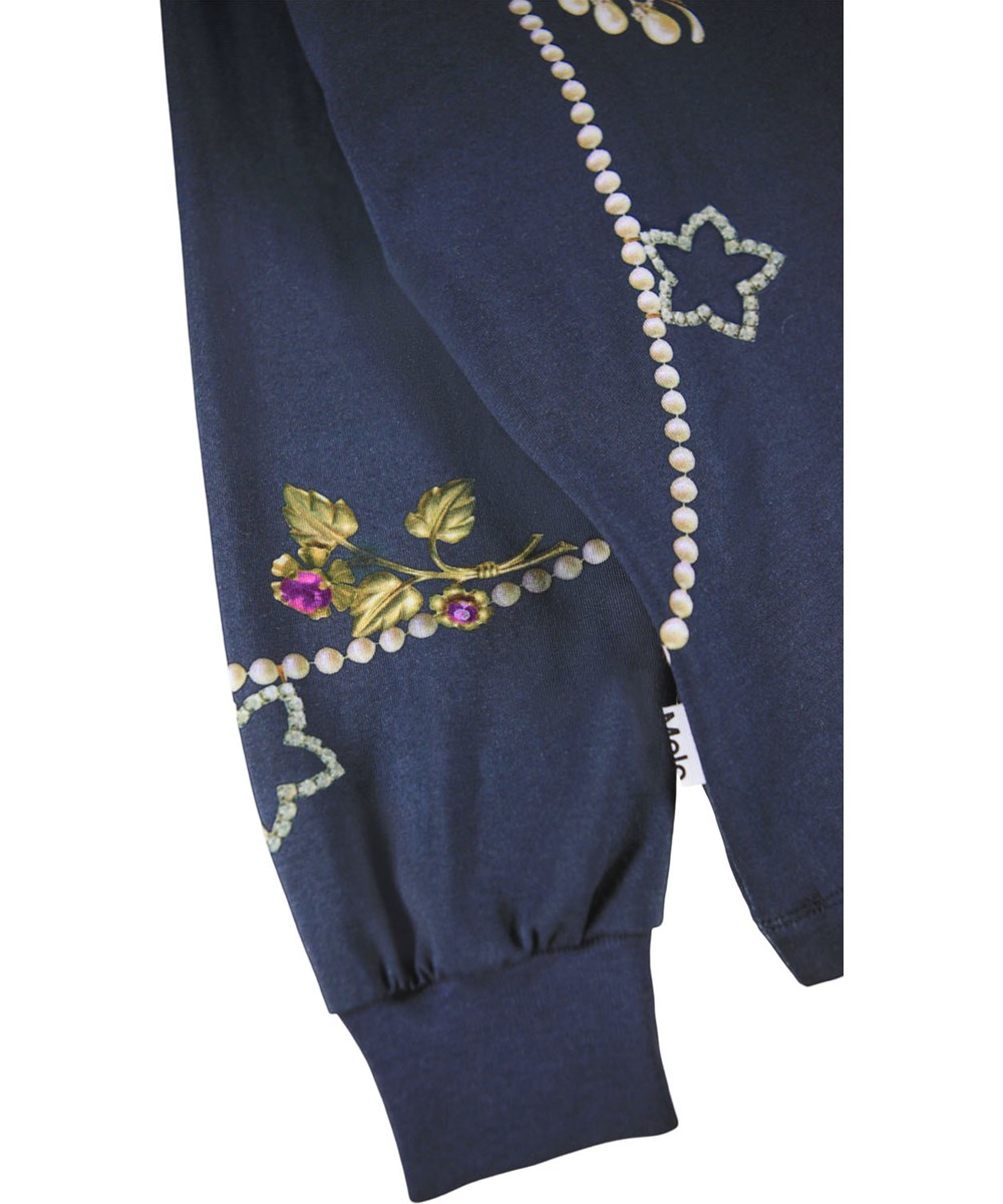 Reniza - Jewellery Drape - Dunkelblaues Langarmshirt für Kinder aus weicher Bio-Baumwolle mit gerippten Bündchen und Kragen sowie einem Aufdruck von schönen königlichen Ketten.