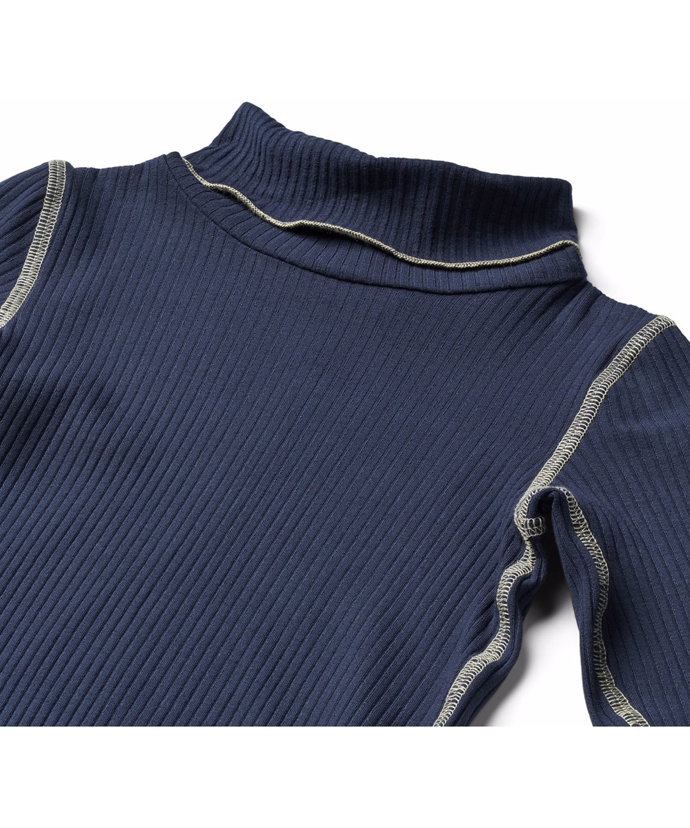 Rennie - Galaxy Blue - Dunkelblaues Langarm-Oberteil für Kinder aus dehnbarem, weichem Viskose-Baumwoll-Rippstrick mit einer eng anliegenden Passform, einem Rollkragen, rohen Kanten und sichtbaren cremefarbenen Nähten.