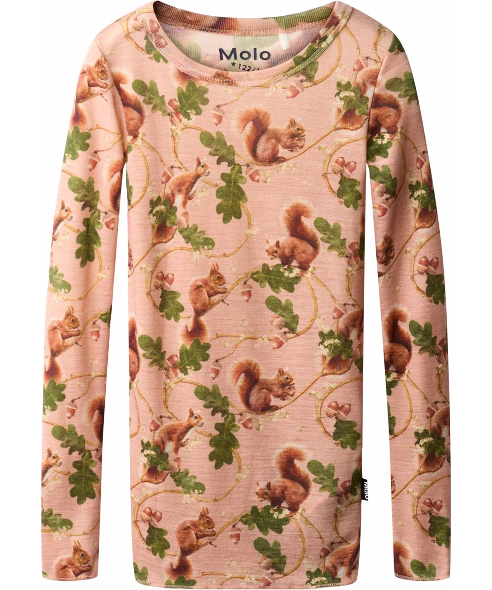 Rihanna Wool - Squirrel Harmony - Pink melange, langärmeliges Oberteil für Kinder aus weicher Merinowolle mit eng anliegendem Schnitt, Rundhalsausschnitt und Babylock-Details an den Ärmeln und am Saum. Das langärmelige Oberteil hat einen Druck von Eichhörnchen auf grünen Eichenzweigen.