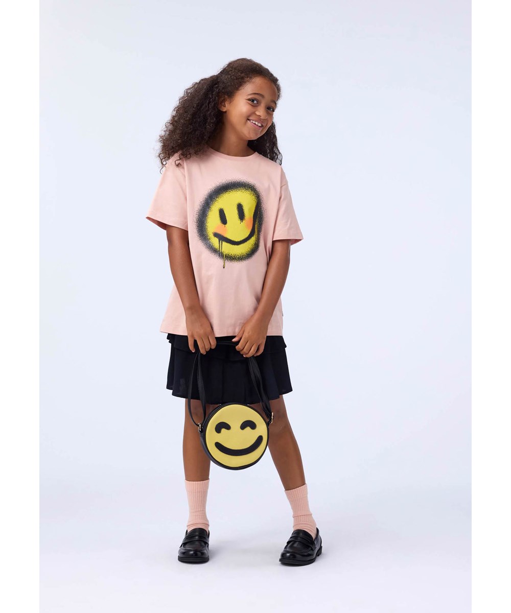 Riley - Blushing - Rosa kurzärmeliges T-Shirt für Kinder aus weicher Öko-Baumwolle mit geripptem Ausschnitt.