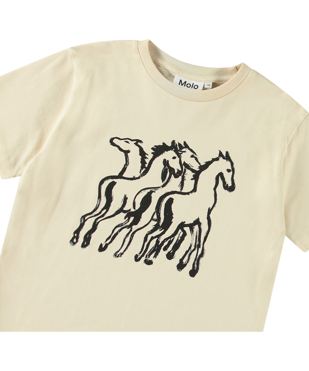 Riley - Dancing Horses - Off-weißes T-Shirt mit Druck für Kinder aus weicher Öko-Baumwolle mit kurzen Ärmeln und geripptem Ausschnitt.