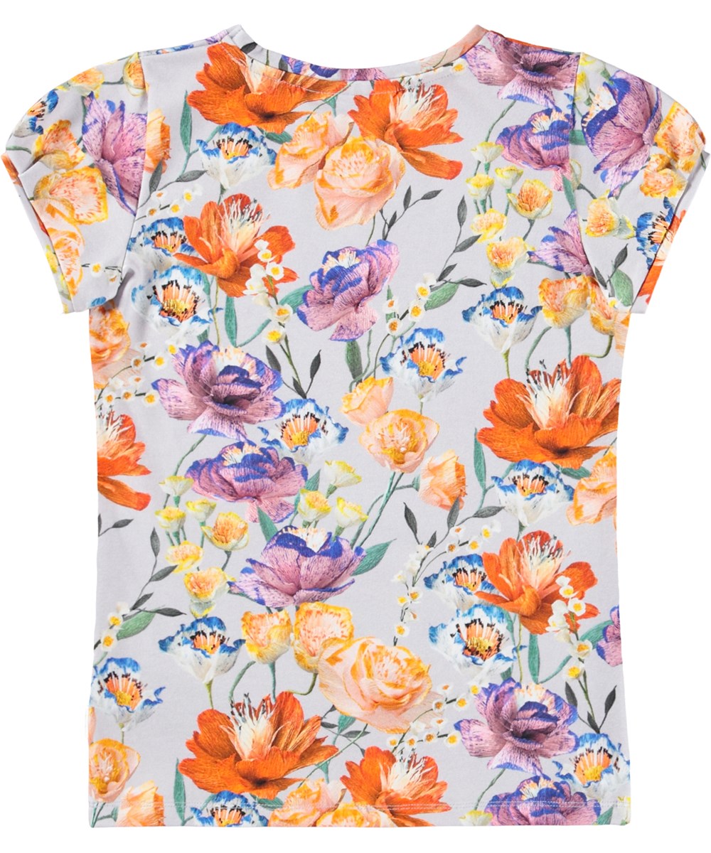 Rimona - Paper Flowers - Hellblaues, figurbetontes T-Shirt für Kinder aus weicher Bio-Baumwolle mit Rundhalsausschnitt und kleinen kurzen Puffärmeln. Das T-Shirt hat einen bunten Aufdruck von Papierblumen.