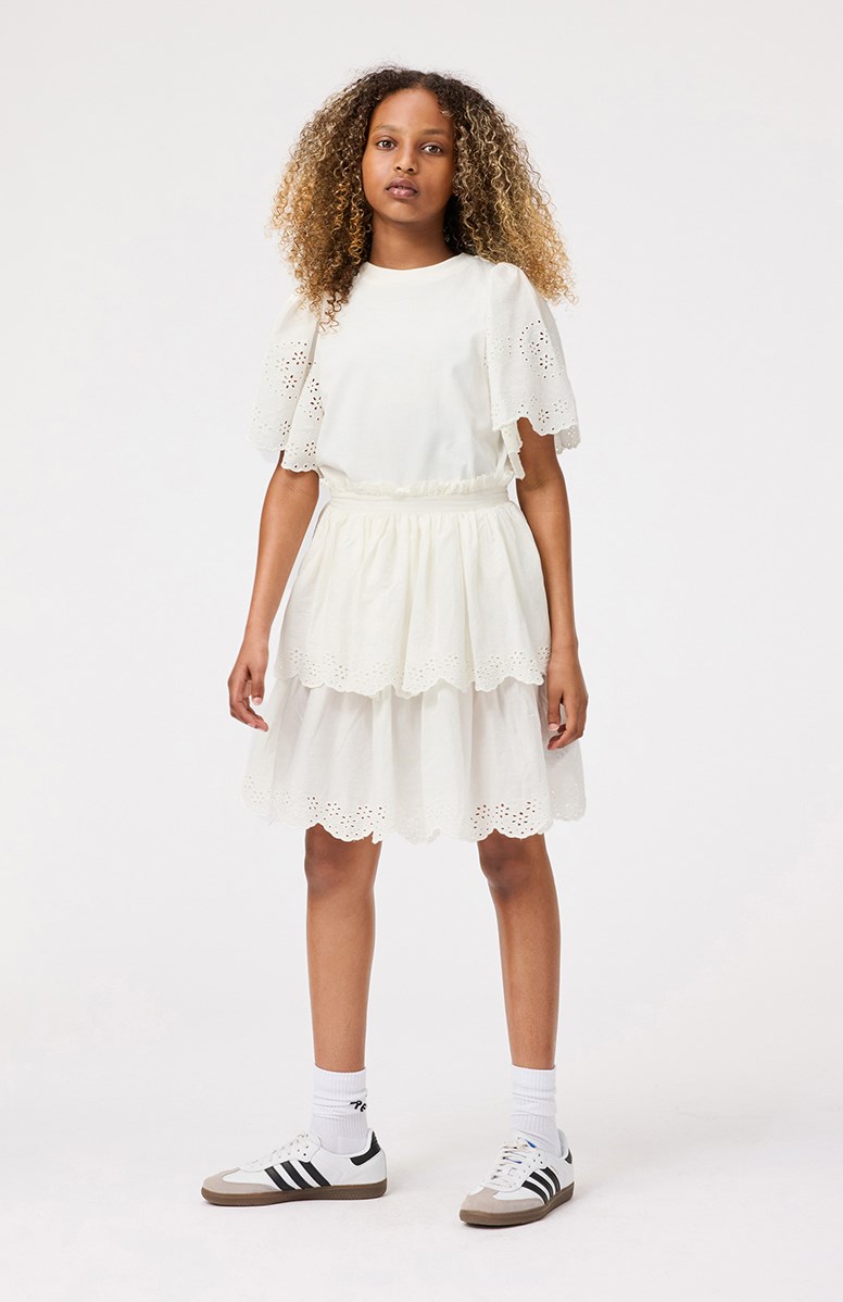 Ritza - Crisp White - Weißes T-Shirt für Kinder aus weicher Öko-Baumwolle mit geripptem Ausschnitt und Schmetterlingsärmeln mit Broderie Anglaise Stickerei.