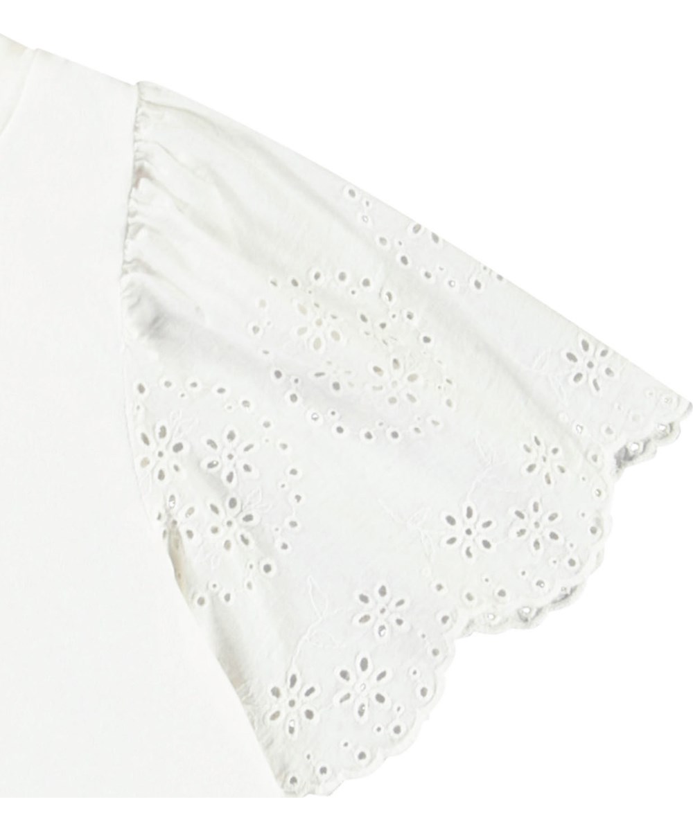 Ritza - Crisp White - Weißes T-Shirt für Kinder aus weicher Öko-Baumwolle mit geripptem Ausschnitt und Schmetterlingsärmeln mit Broderie Anglaise Stickerei.