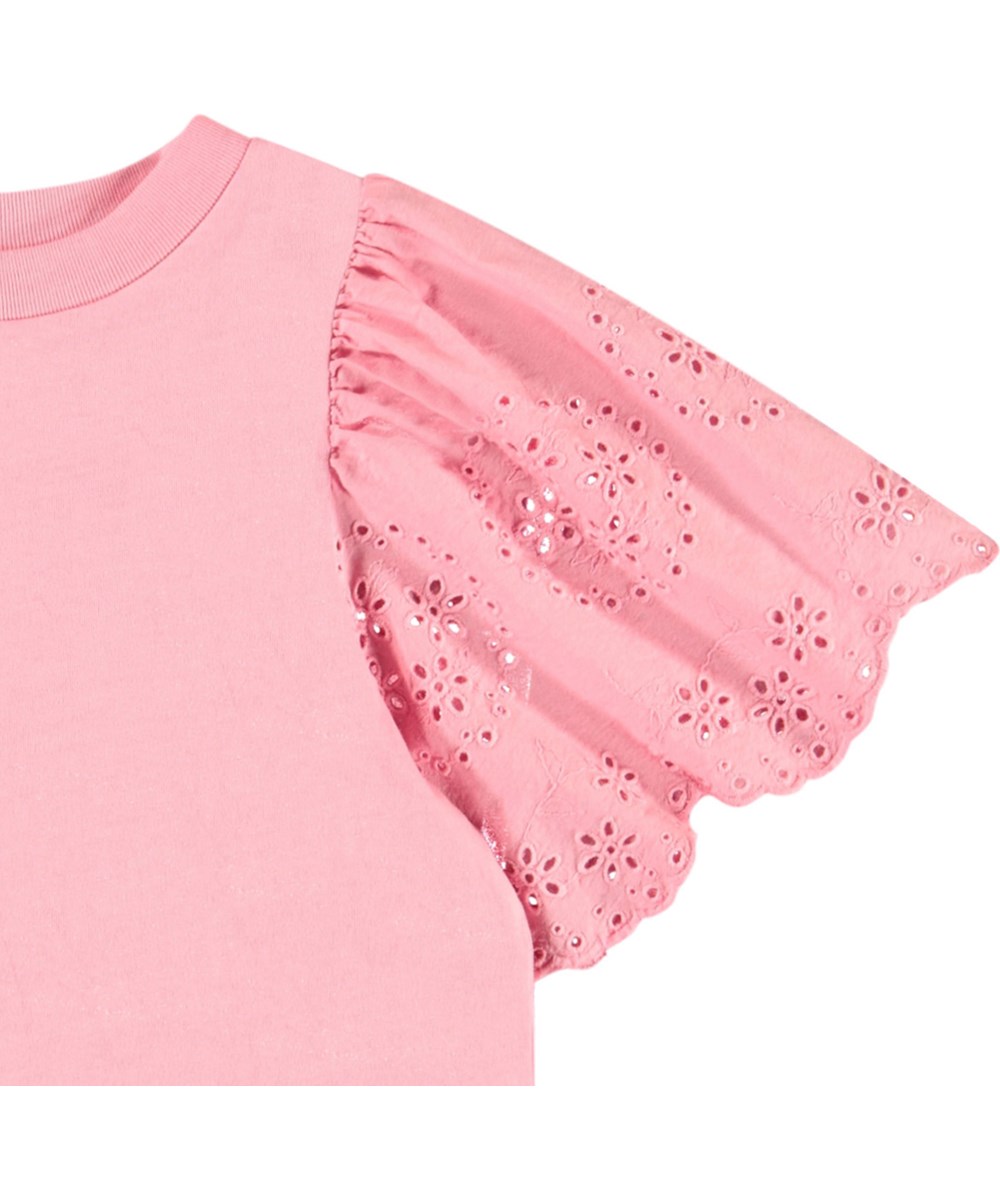 Ritza - Pink Lemonade - Rosa T-Shirt für Kinder aus weicher Öko-Baumwolle mit geripptem Ausschnitt und Schmetterlingsärmeln mit Broderie Anglaise Stickerei.