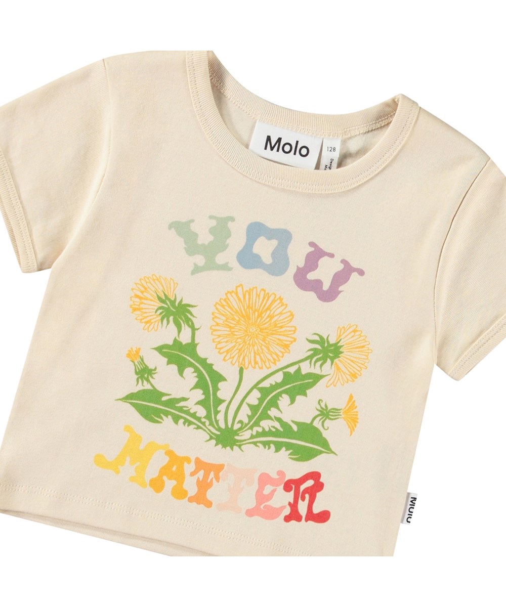 Rizzo - You Matter Multi - Beiges bauchfreies T-Shirt aus Öko-Baumwolle mit Rundhalsausschnitt und gerippten Kanten.