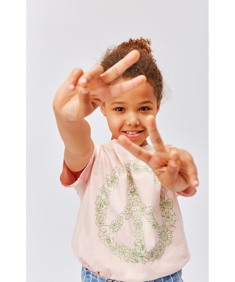 Road - Powder - Puderfarbenes Öko-T-Shirt mit Peace-Zeichen aus lächelnden Blumen