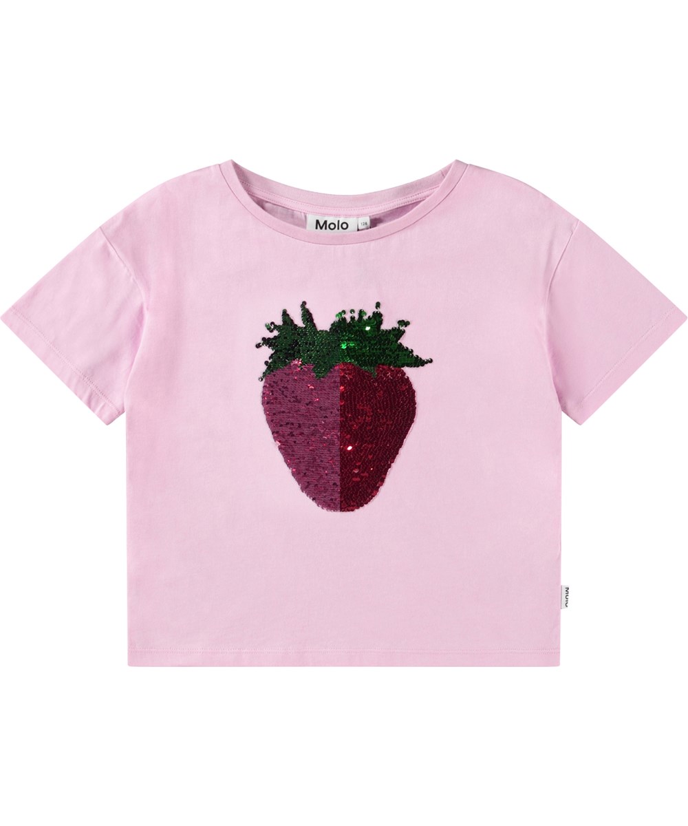 Roseanna - Glitter Strawberry - Oversized pinkfarbenes T-Shirt für Kinder aus Öko-Baumwolle mit geripptem Ausschnitt und wendbarer Pailletten-Erdbeere auf der Vorderseite.