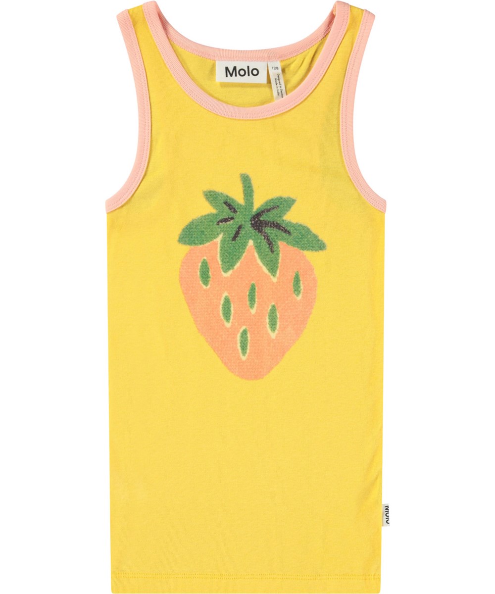 Rosie - Peach Strawberry - Gelbes eng anliegendes Tanktop für Kinder aus Öko-Baumwolle mit rosa Besatz entlang des Ausschnitts und der Armlöcher.