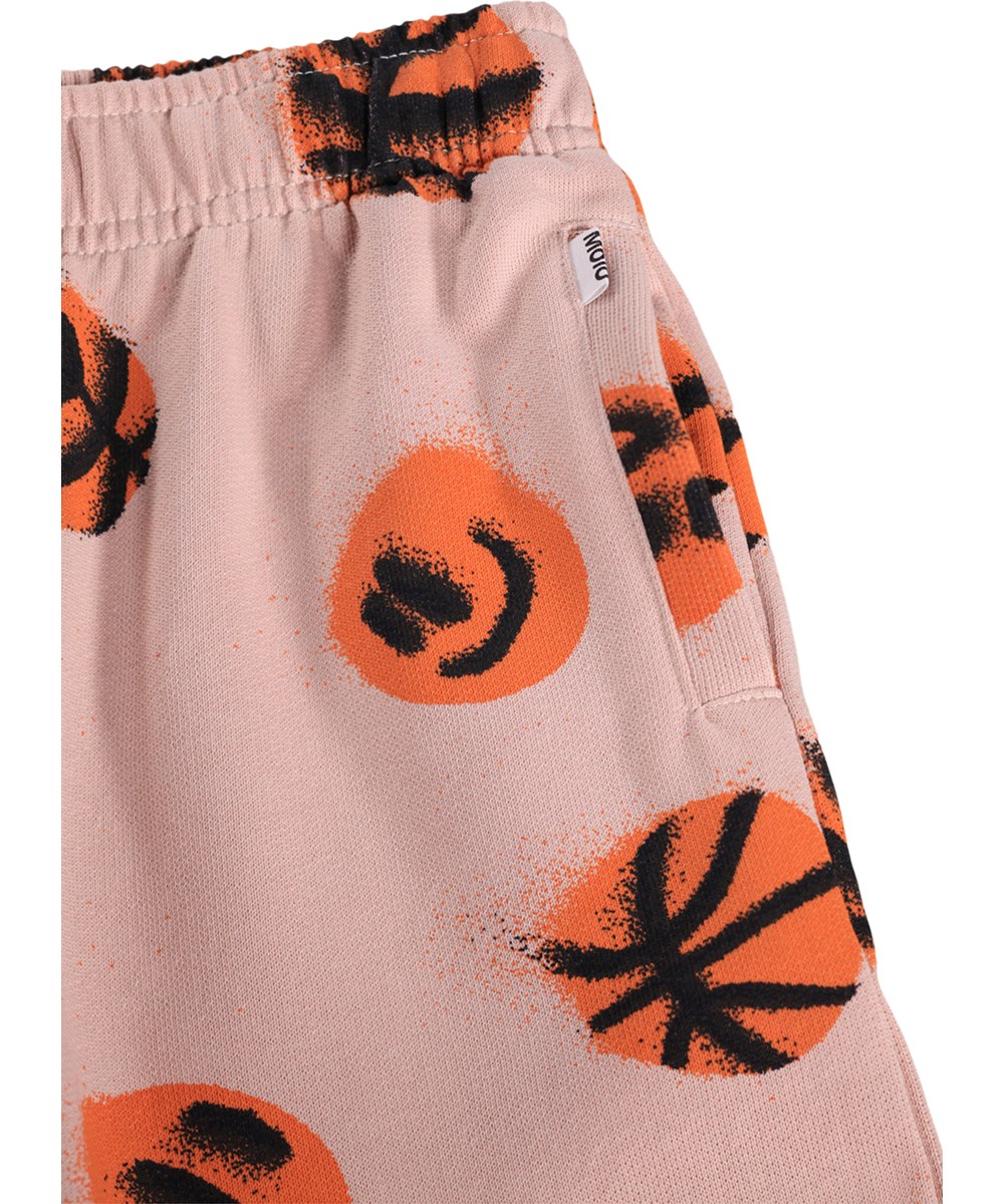 Adan - Basketball Rose - Roze zachte kinderjoggingbroek met een basketbalprint gemaakt van biologisch katoen 