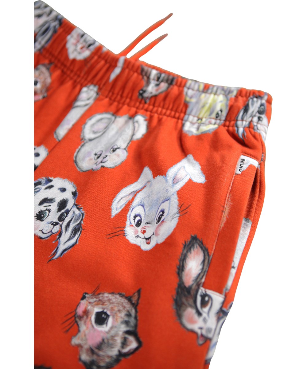 Adan - Rising Sun - Oranje joggingbroek voor kinderen gemaakt van biologisch katoen met een print van schattig getekende dieren.